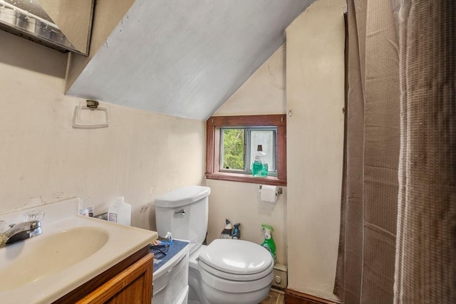 1438 Somerset Ave, Taunton, MA 02780 - full bath with lofted ceiling, toilet, vanity, and a shower with shower curtain