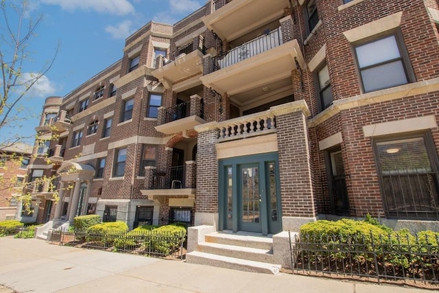 view of apartment building / complex