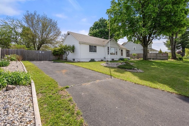 ranch-style home with driveway