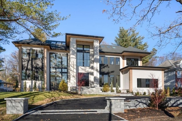 view of front of house with a front yard