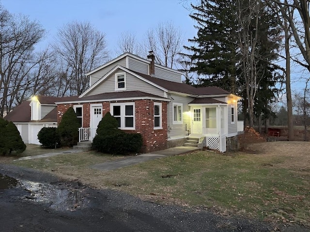 view of front facade featuring a front lawn