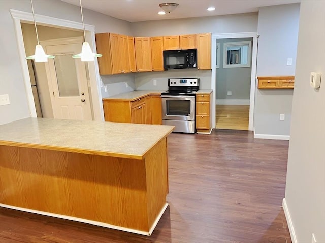 kitchen featuring stainless steel electric range oven, hanging light fixtures, dark wood-type flooring, kitchen peninsula, and a kitchen bar