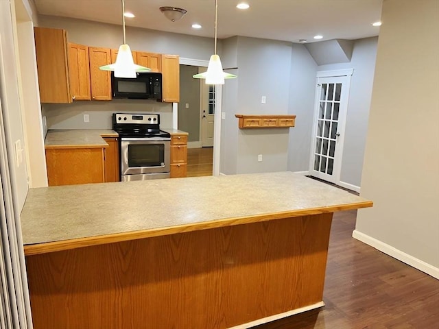 kitchen featuring kitchen peninsula, electric range, dark hardwood / wood-style floors, and hanging light fixtures