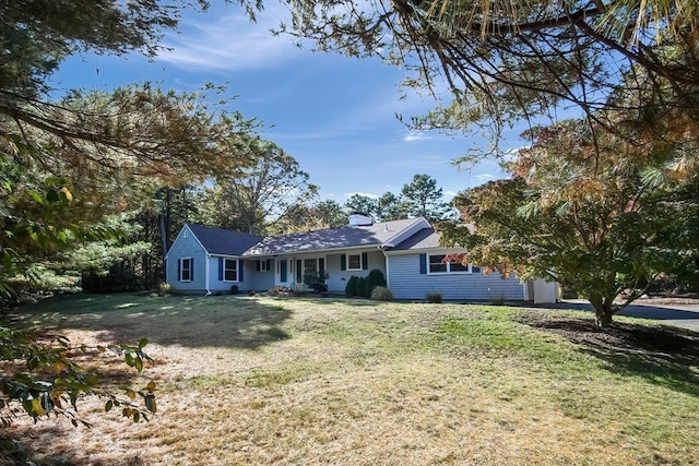 ranch-style house featuring a front yard