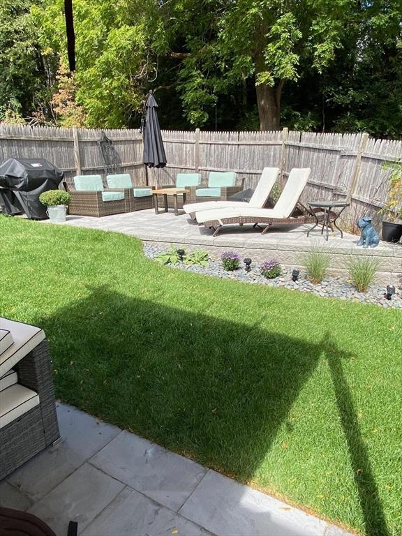 view of yard featuring outdoor lounge area and a patio