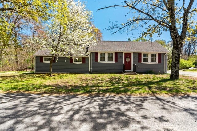 ranch-style home featuring entry steps and a front yard