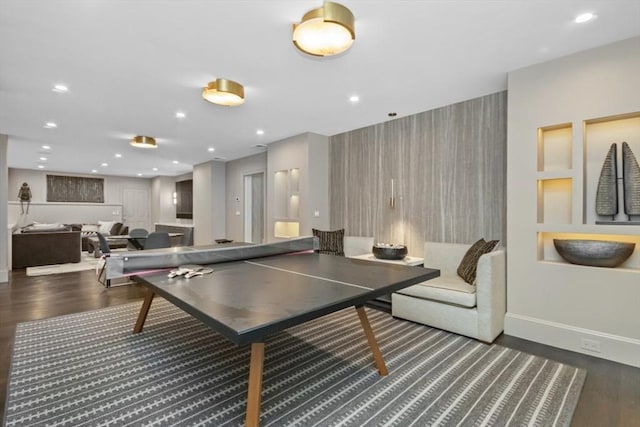 playroom with wood finished floors, recessed lighting, an accent wall, baseboards, and wallpapered walls