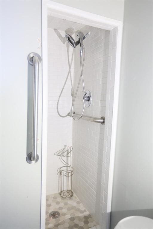 bathroom featuring a tile shower