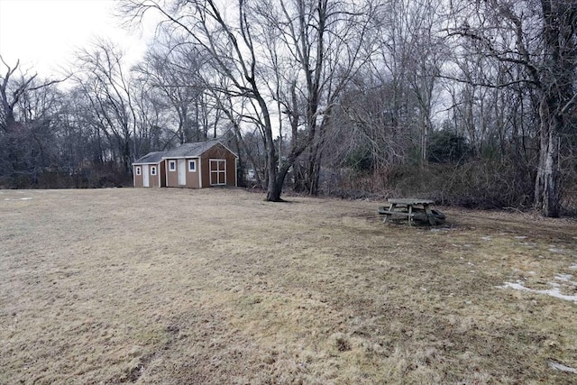 view of yard featuring an outbuilding