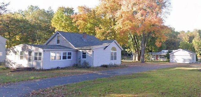 view of front facade with a front yard