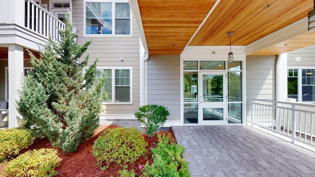 property entrance featuring a balcony