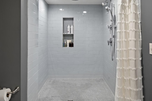 bathroom featuring a tile shower