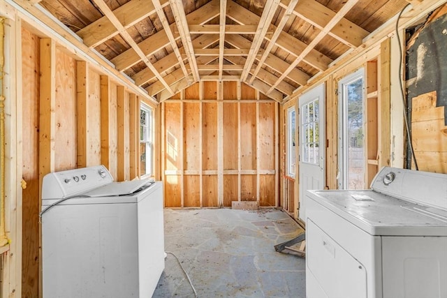 washroom featuring washing machine and clothes dryer