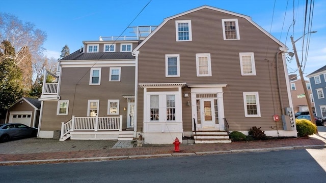 view of front of property with a gambrel roof