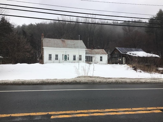 view of front of house featuring a view of trees