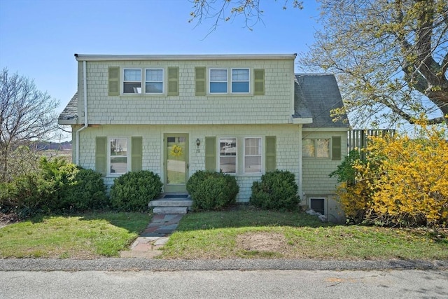 colonial home featuring a front lawn