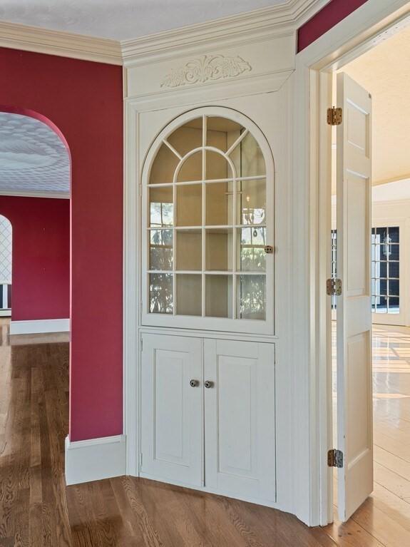 details with wood-type flooring and ornamental molding