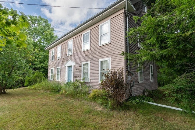 view of side of property featuring a yard