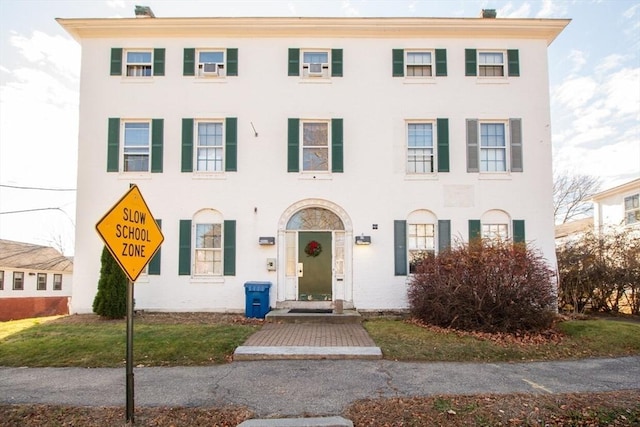 view of front of home with a front lawn