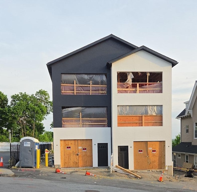view of front facade featuring stucco siding