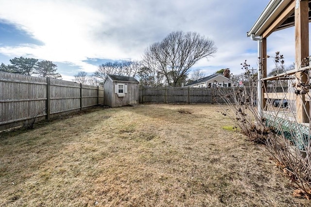 view of yard featuring a storage shed