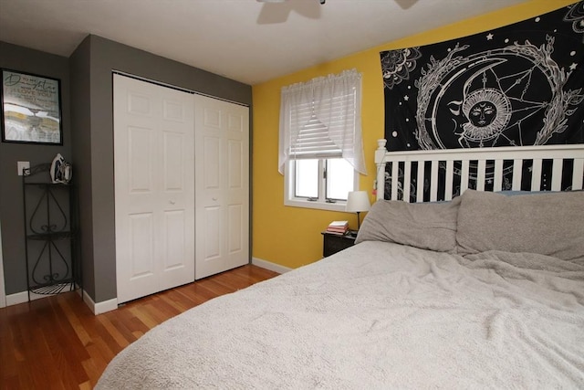 bedroom featuring ceiling fan, hardwood / wood-style floors, and a closet