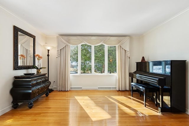 living area featuring light wood finished floors, baseboards, visible vents, and ornamental molding