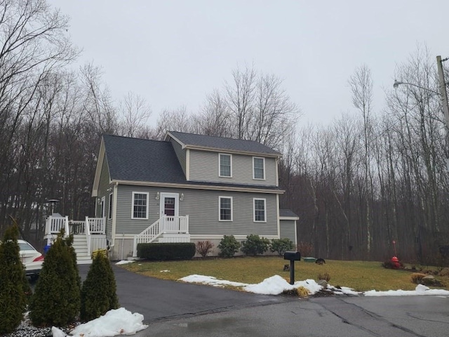 view of front property featuring a front lawn