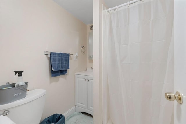 full bathroom with curtained shower, toilet, vanity, and baseboards