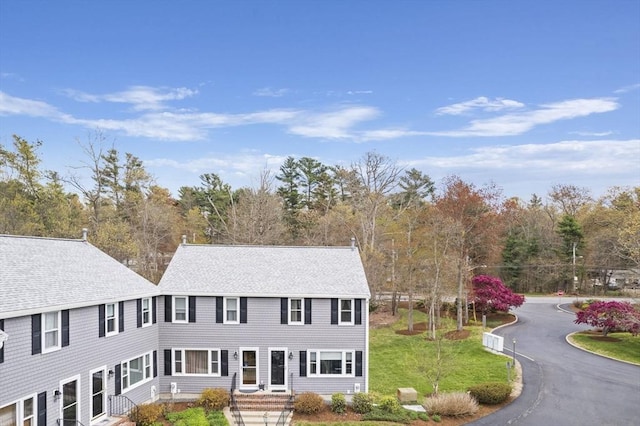 view of front of house featuring a front lawn