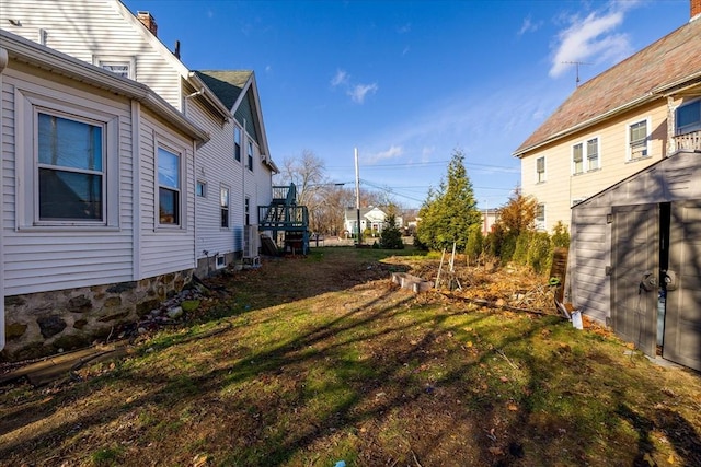 view of yard featuring a storage unit