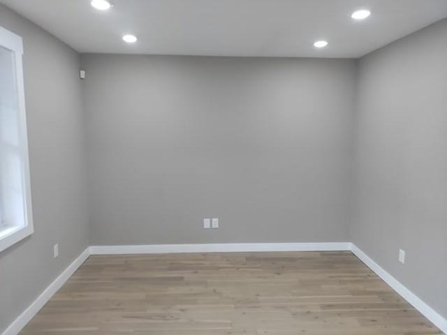 unfurnished room featuring light wood finished floors, recessed lighting, and baseboards