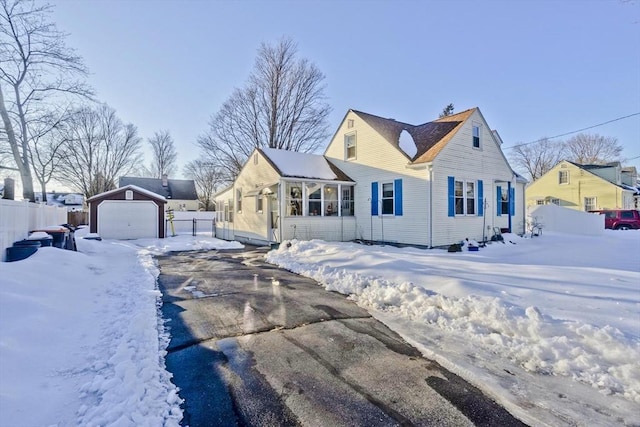 view of front of property with driveway and a detached garage