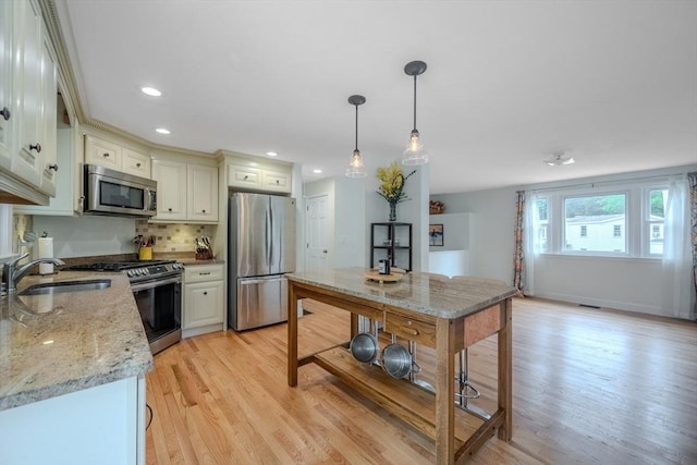 61 Wright Rd, Ayer, MA 01432 - kitchen featuring stainless steel appliances, light wood-style floors, hanging light fixtures, tasteful backsplash, and recessed lighting