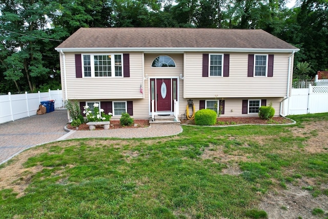 split foyer home with a front yard