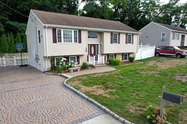 split foyer home featuring a front yard