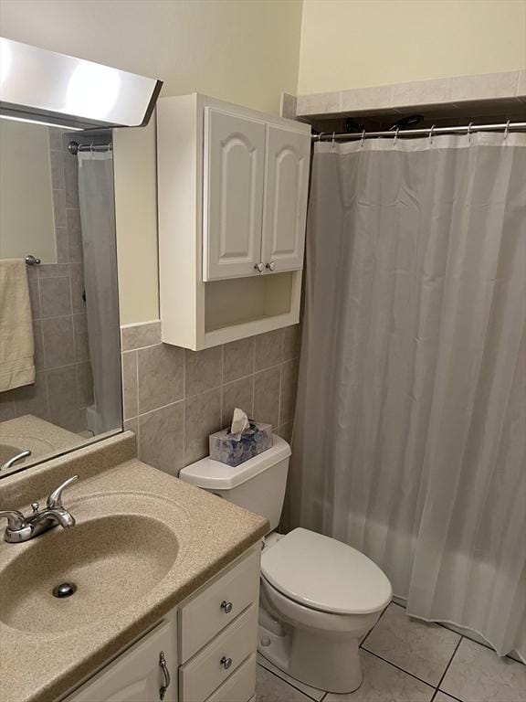 20 Colonial Dr Unit 3, Andover, MA 01810 - full bath featuring tile walls, vanity, toilet, tile patterned flooring, and a shower with shower curtain