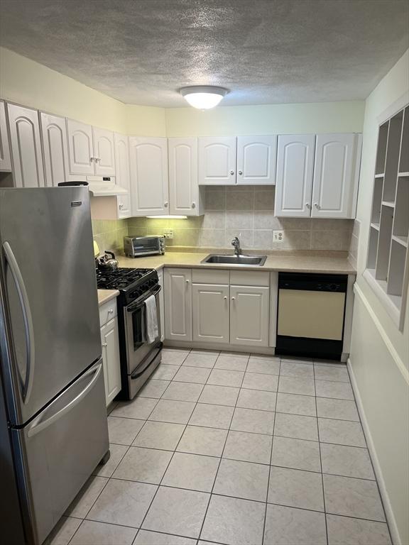 20 Colonial Dr Unit 3, Andover, MA 01810 - kitchen featuring freestanding refrigerator, dishwashing machine, gas range, a sink, and light countertops