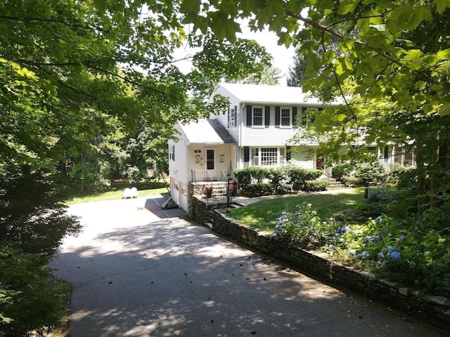 view of front of home featuring a garage and driveway