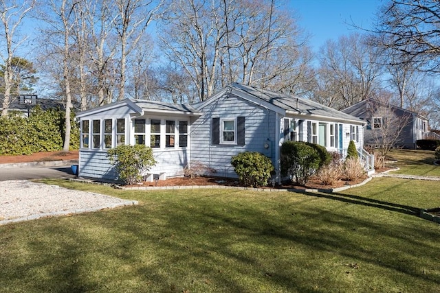 view of front facade with driveway and a front lawn