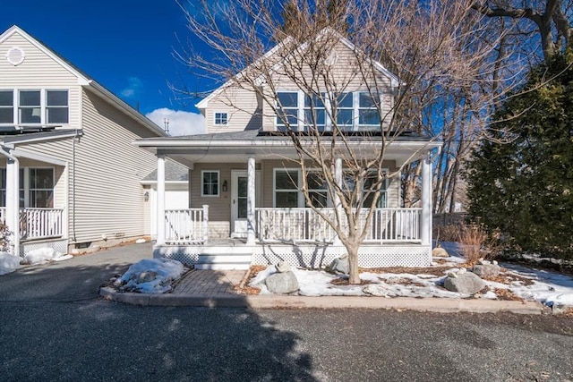 view of front facade with a porch and driveway