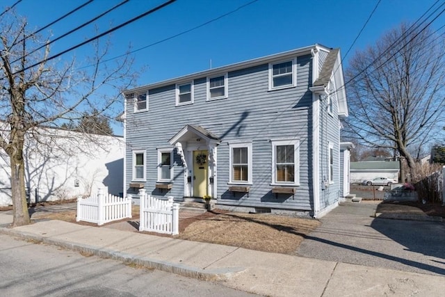 view of front facade featuring a fenced front yard