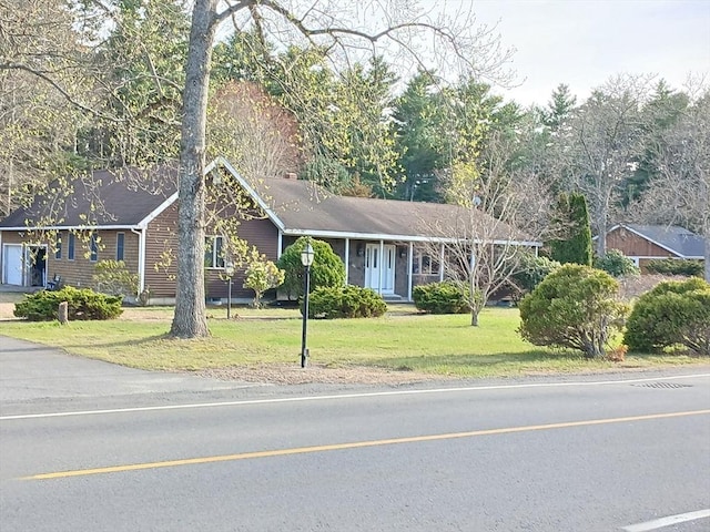 single story home featuring a front yard