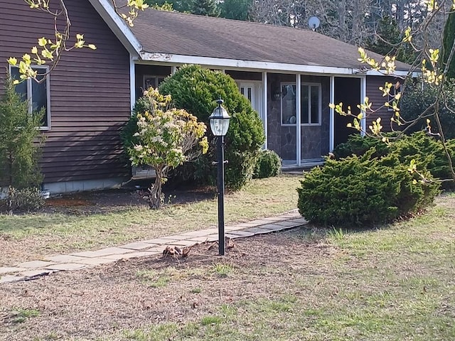 view of front facade with a front yard