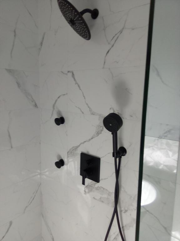 room details featuring tiled shower