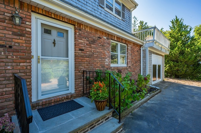 property entrance featuring a balcony