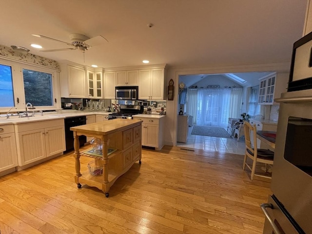 kitchen featuring light wood-style floors, stainless steel appliances, a ceiling fan, and recessed lighting