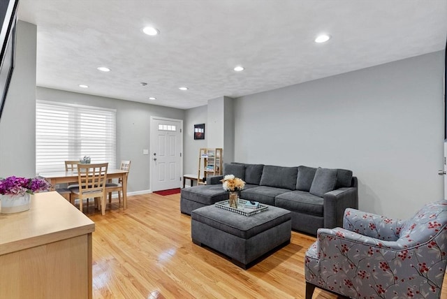 living room featuring light wood-style flooring, recessed lighting, and baseboards