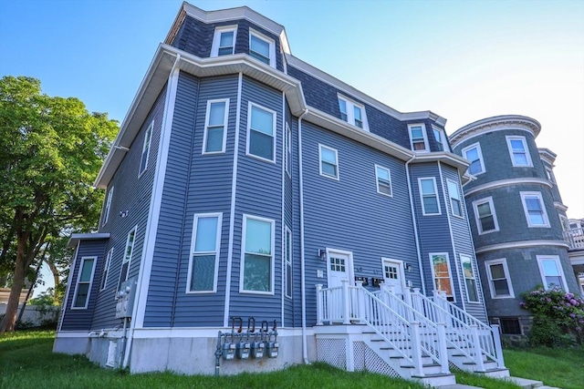 view of front of home featuring a front yard