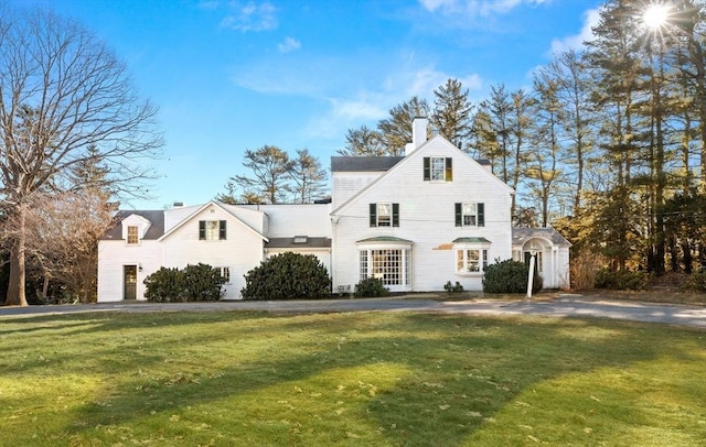 view of front of house featuring a front yard